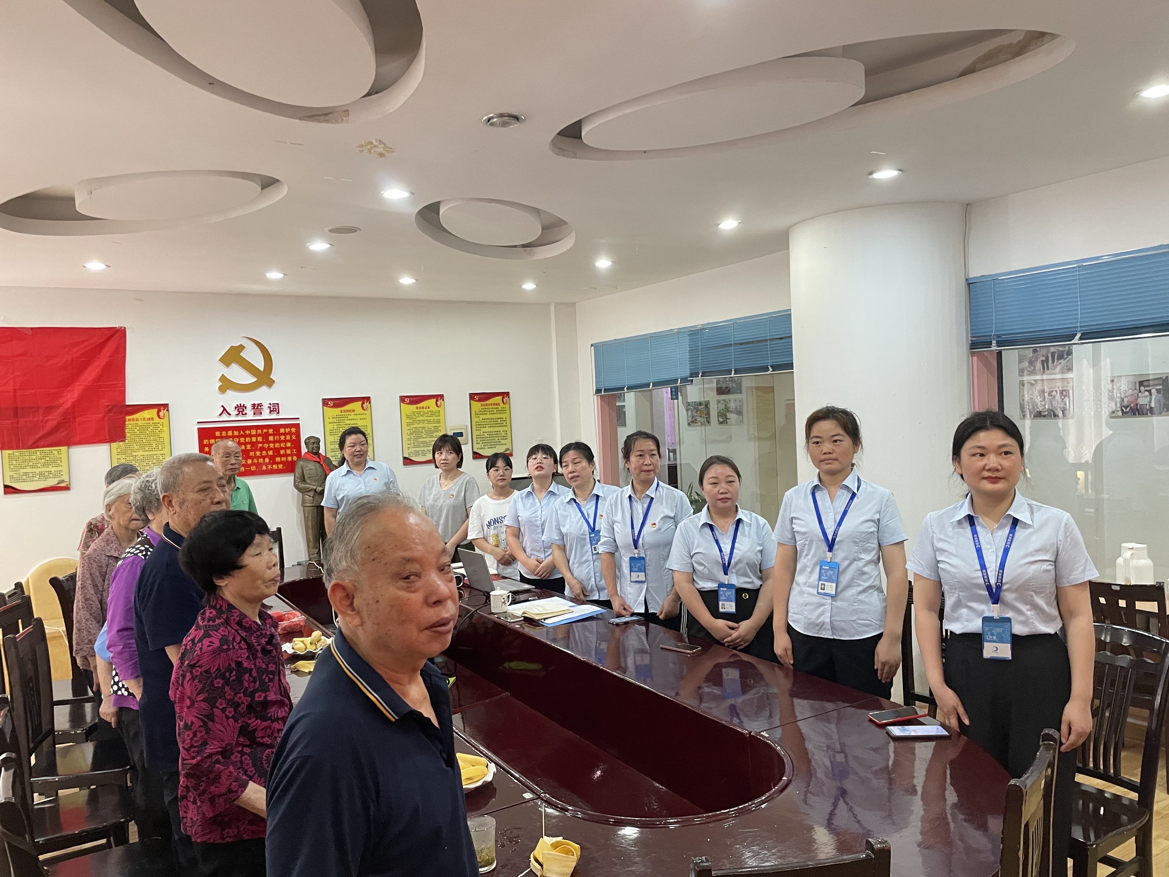 會(huì)議在莊嚴(yán)肅穆的國(guó)歌聲中拉開(kāi)序幕 會(huì)議在莊嚴(yán)肅穆的國(guó)歌聲中拉開(kāi)序幕