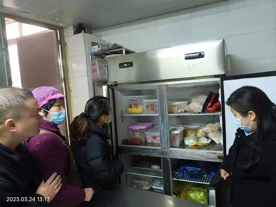 檢查護(hù)理記錄和廚房冰箱衛(wèi)生