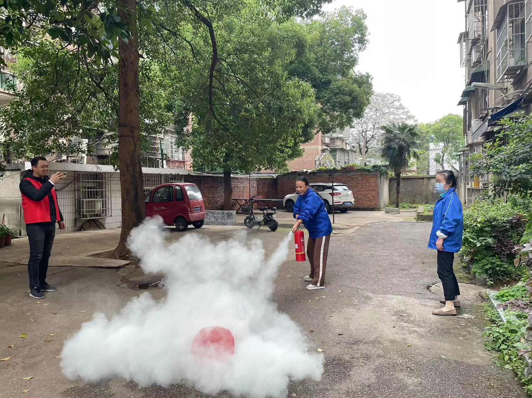 倆寶貝工作人員演練消防器材