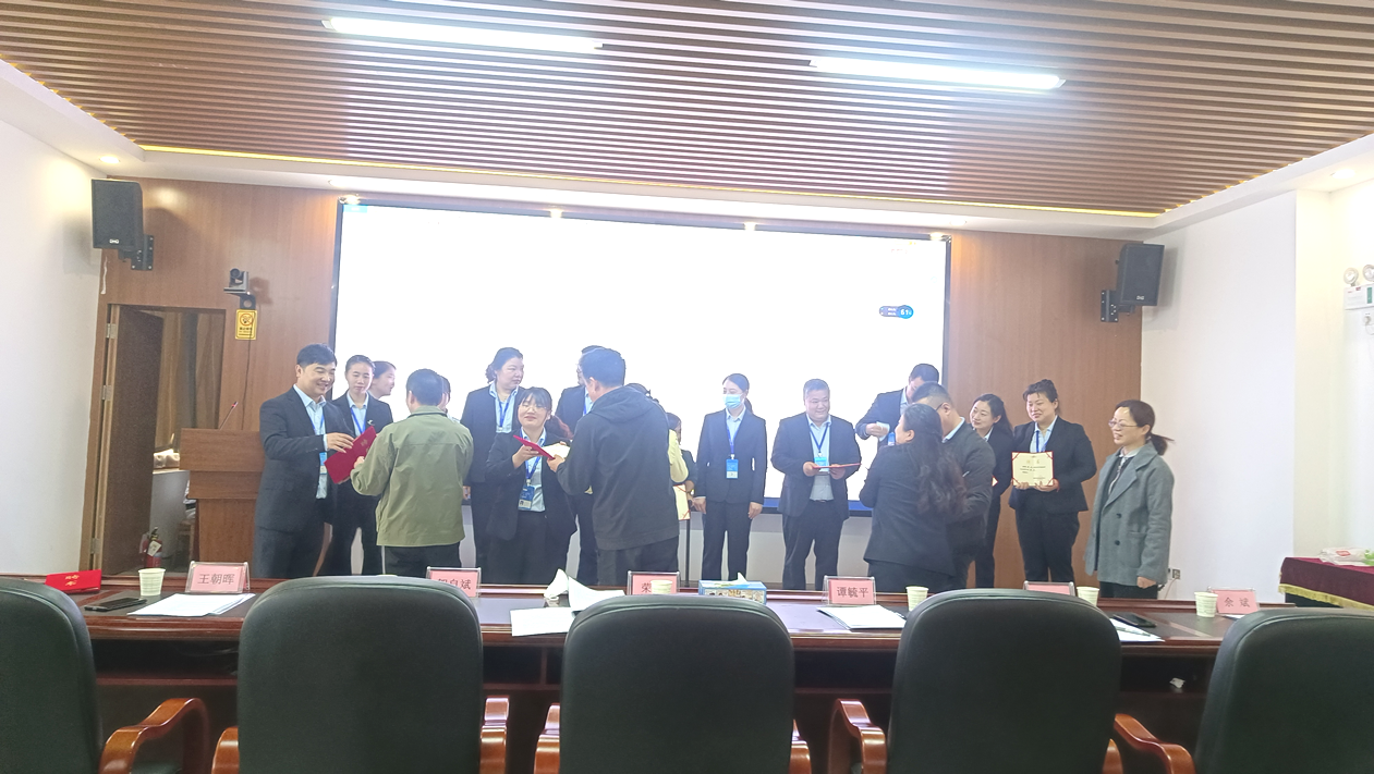 為試點工作領(lǐng)導(dǎo)小組的成員頒發(fā)證書