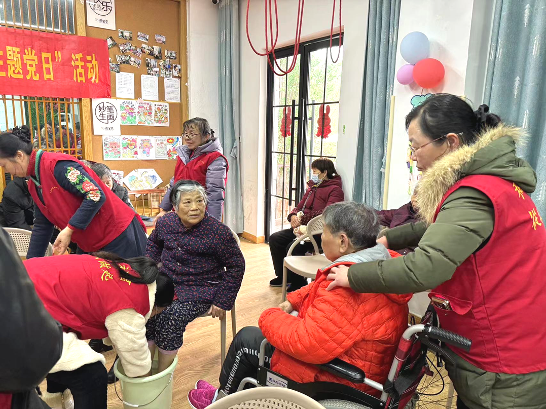 志愿者們?yōu)殚L者剪發(fā)、洗腳修指甲、按摩等