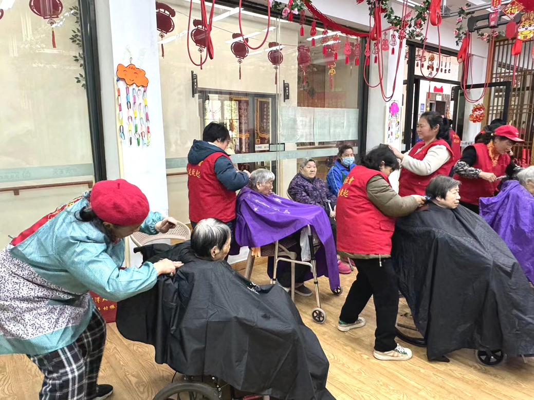 志愿者們?yōu)殚L者剪發(fā)、洗腳修指甲、按摩等