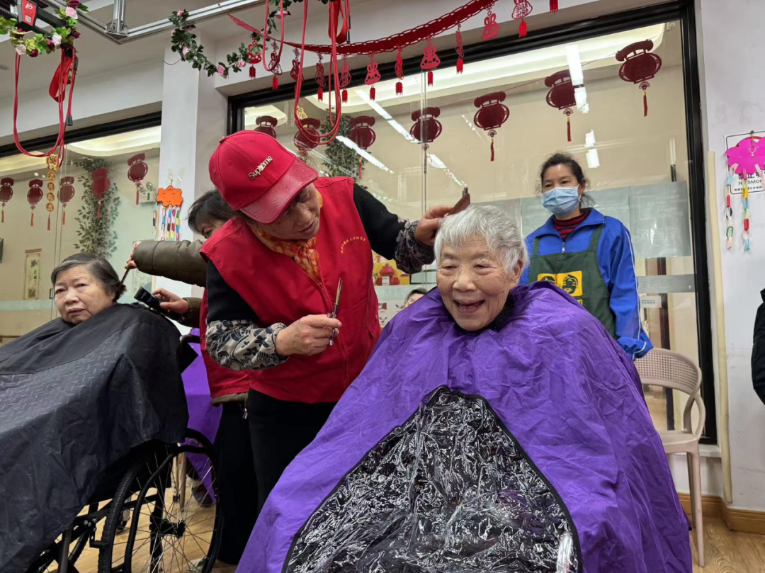 志愿者們?yōu)殚L者剪發(fā)、洗腳修指甲、按摩等