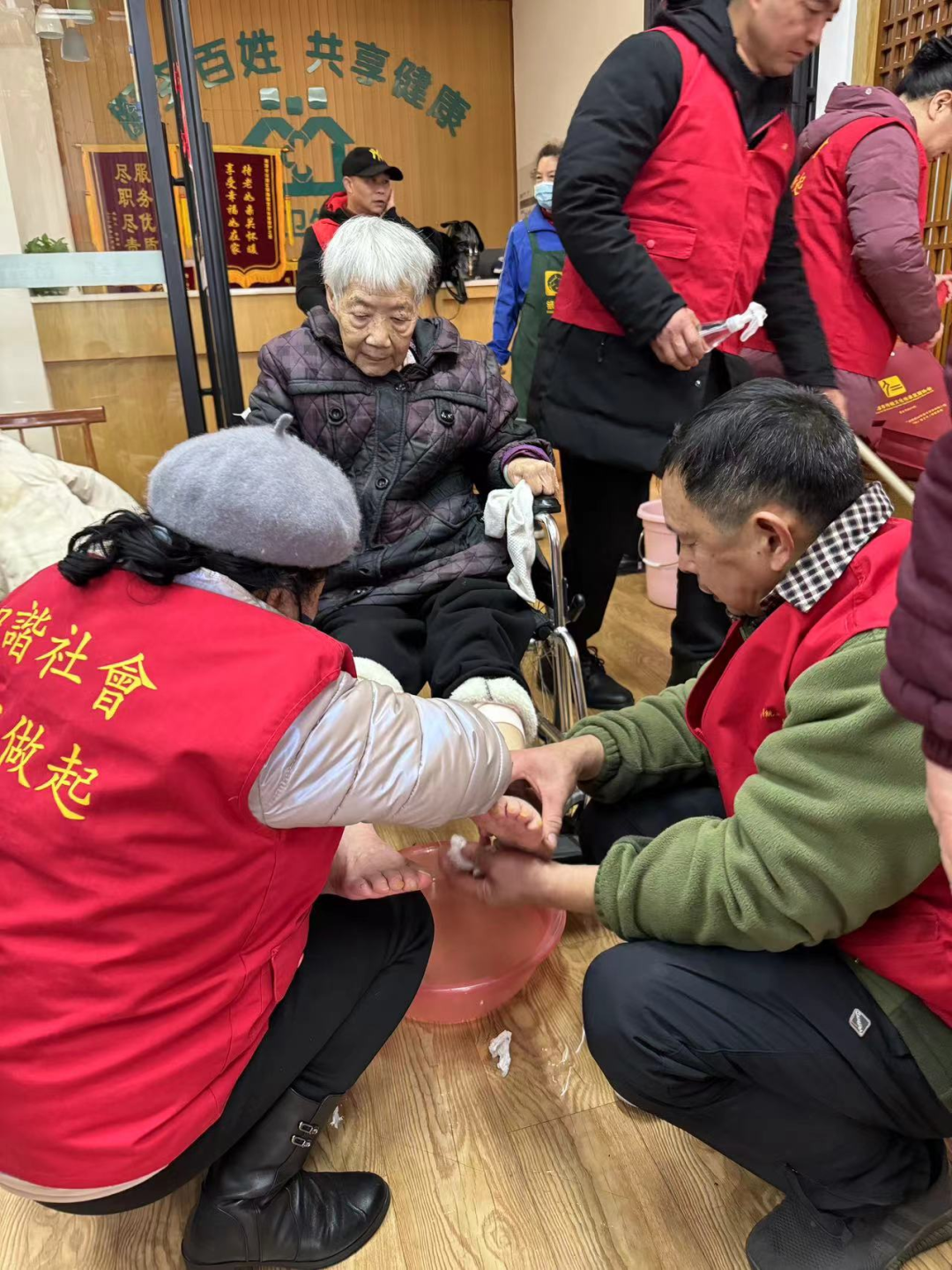 志愿者們?yōu)殚L者剪發(fā)、洗腳修指甲、按摩等