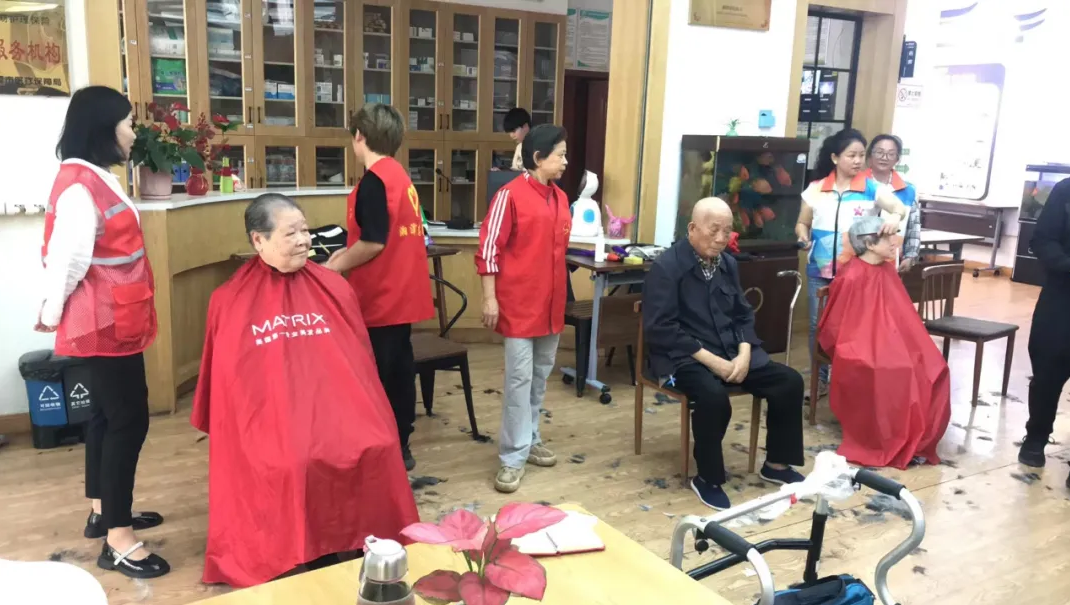 鄧葉平為爺爺奶奶理發(fā)剃須、剪指甲