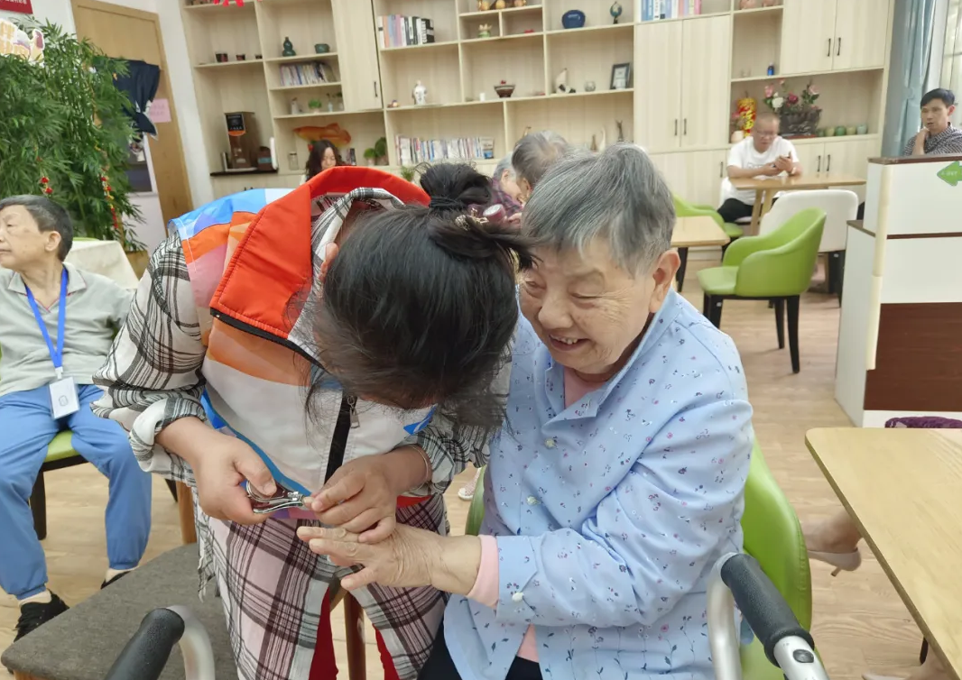 鄧葉平為爺爺奶奶理發(fā)剃須、剪指甲