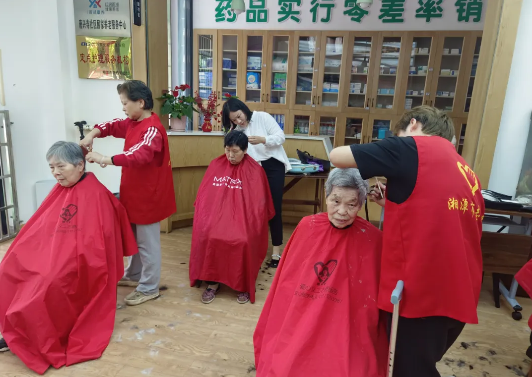 鄧葉平為爺爺奶奶理發(fā)剃須、剪指甲