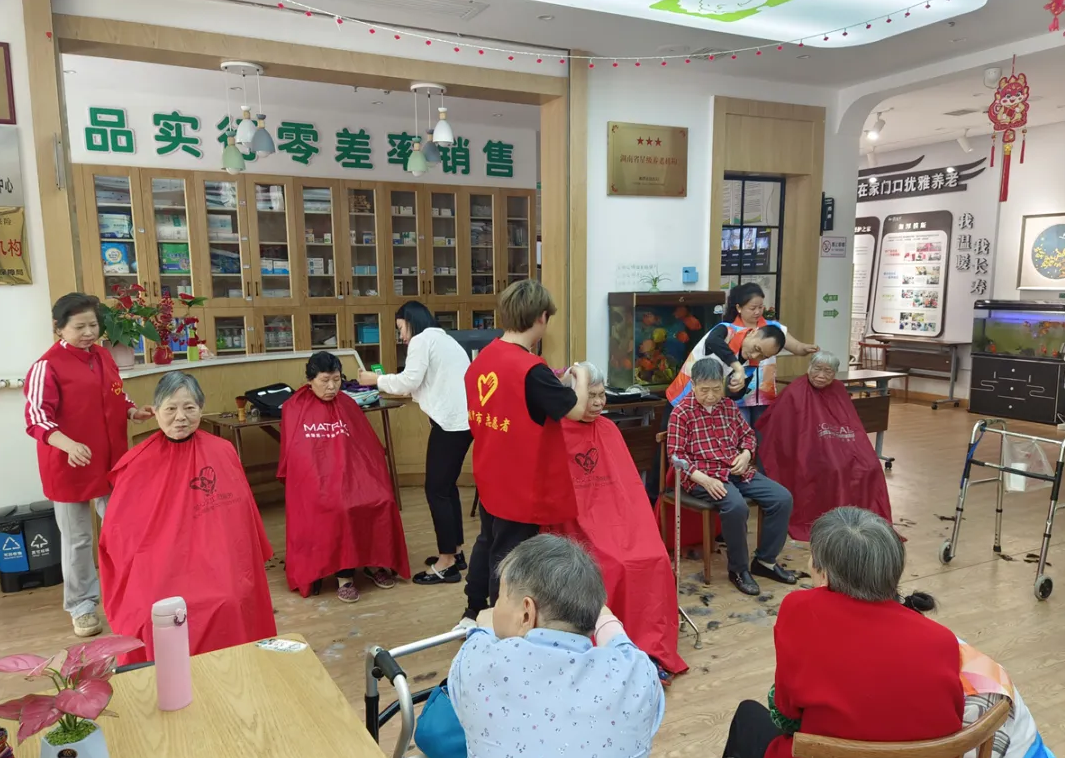 鄧葉平為爺爺奶奶理發(fā)剃須、剪指甲